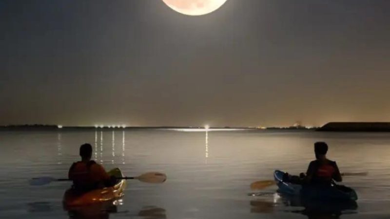 Full moon kayak tour at louvre Abu Dhabi – Water Sports